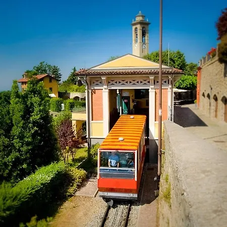 アパート Luxury W Garage Happy 1 ベルガモ